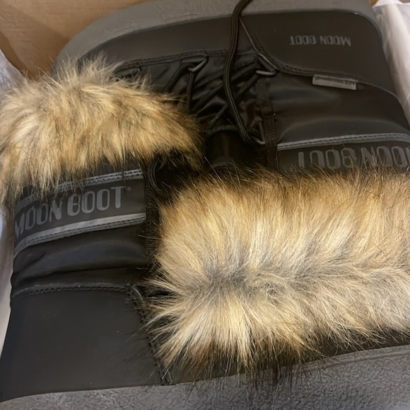 BRAND NEW WOMENS BLACK MOON BOOTS WITH BROWN FUR SIZE 37 .NEVER WORN ! - Picture 2 of 5